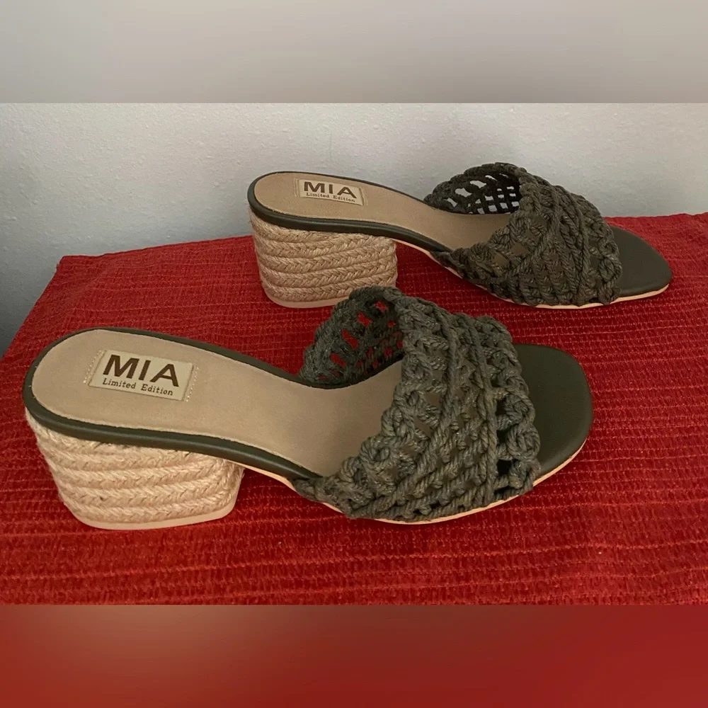 NWT....MIA Women's Limited Edition khaki Espadrille Sandals